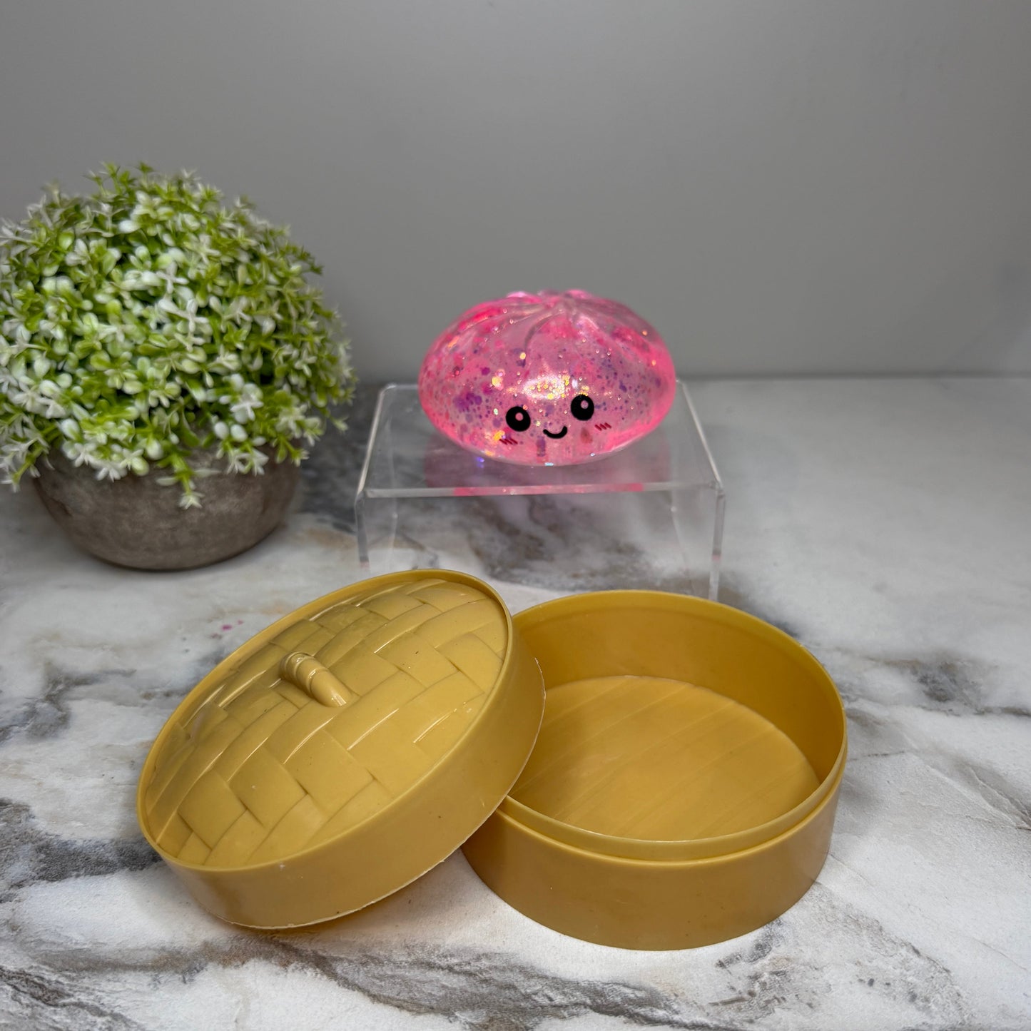 Squeeze, squish, and smile! These viral slow rise dumpling squishy toys feature adorable faces, glitter finishes, and include a bamboo-style storage steamer. Perfect for fidgeting, stress relief, gifts, and collecting.