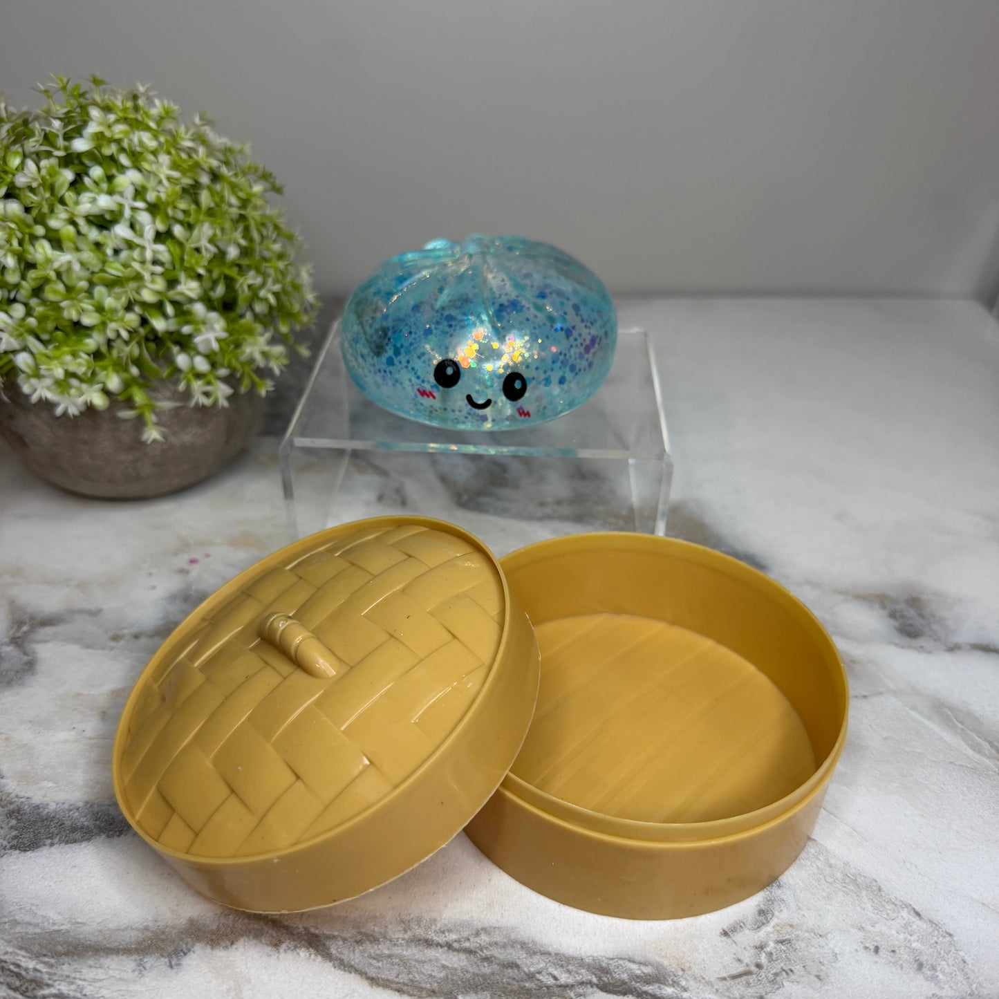 Squeeze, squish, and smile! These viral slow rise dumpling squishy toys feature adorable faces, glitter finishes, and include a bamboo-style storage steamer. Perfect for fidgeting, stress relief, gifts, and collecting.