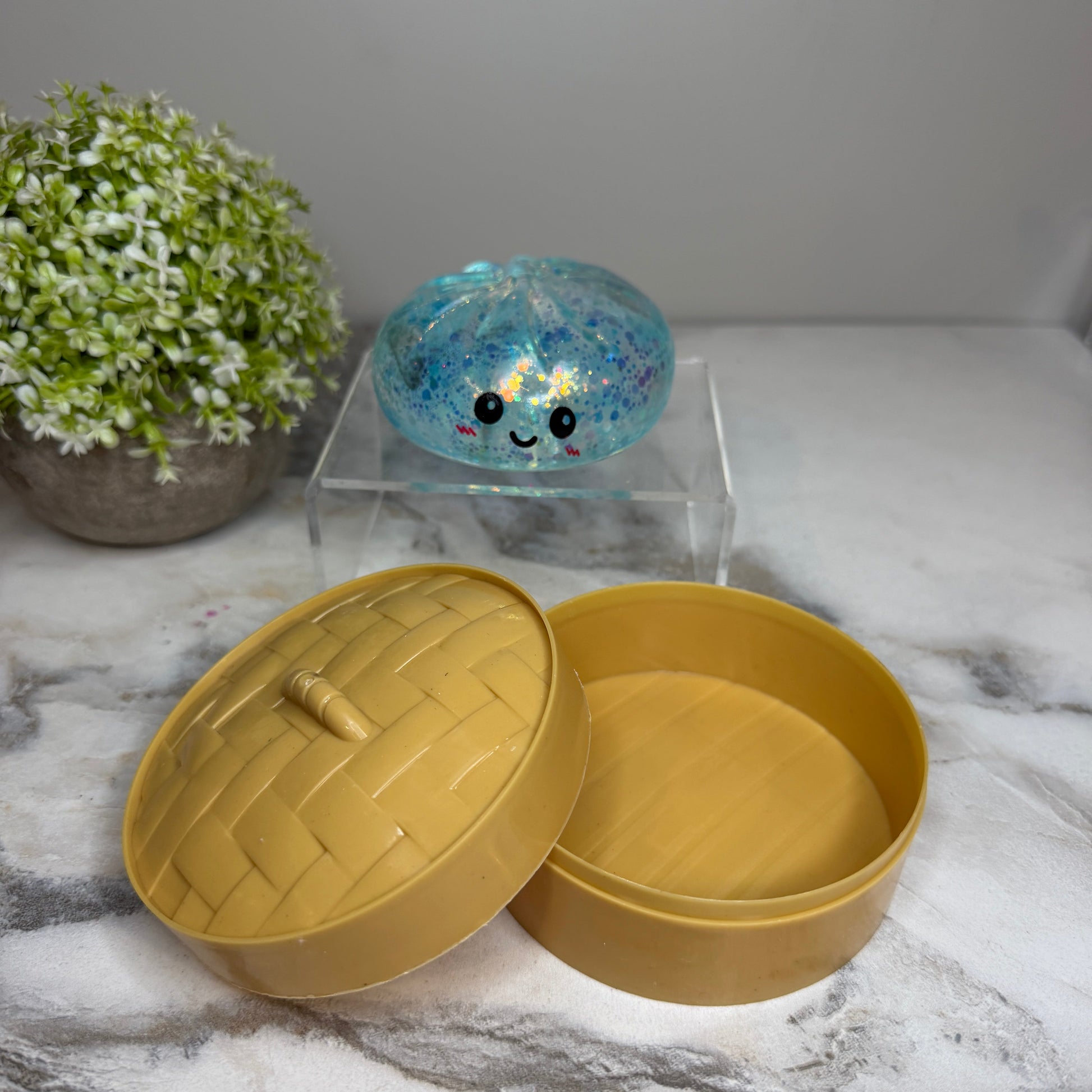 Squeeze, squish, and smile! These viral slow rise dumpling squishy toys feature adorable faces, glitter finishes, and include a bamboo-style storage steamer. Perfect for fidgeting, stress relief, gifts, and collecting.