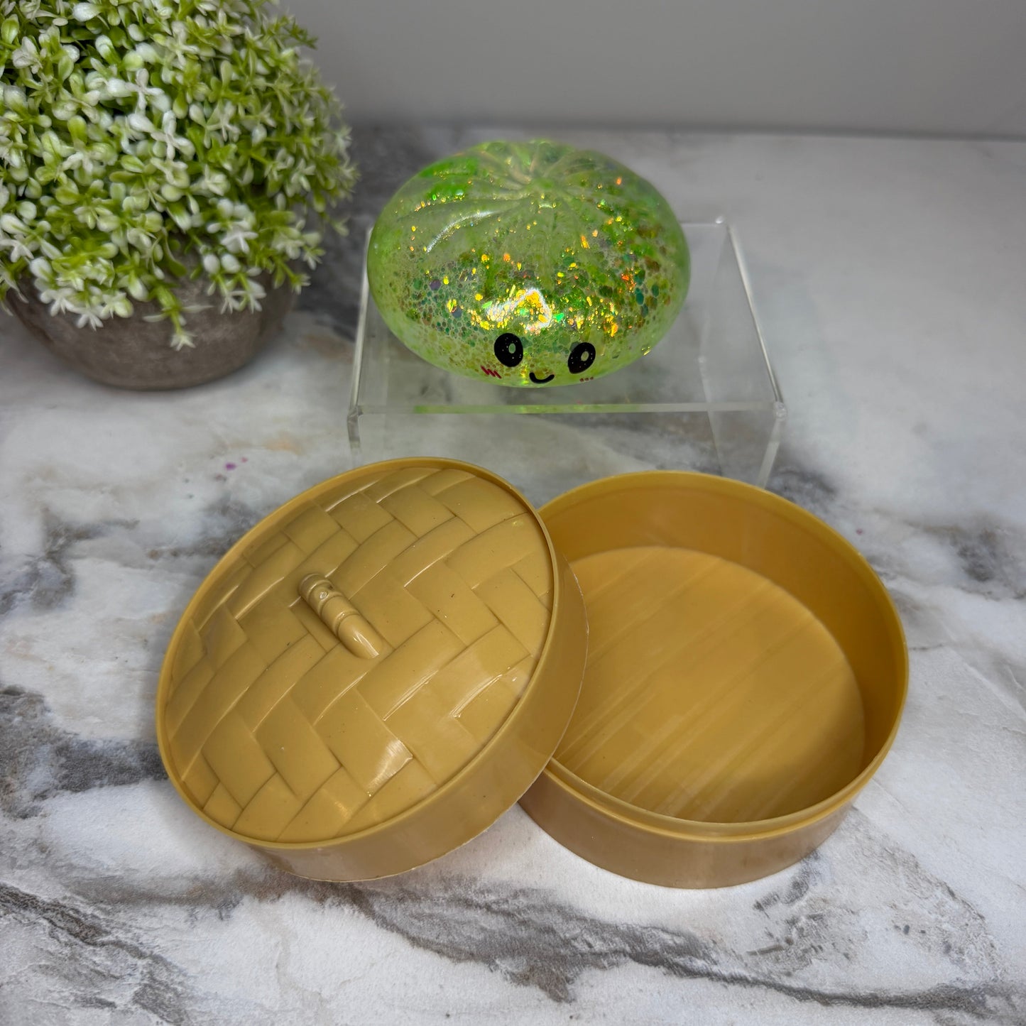 Squeeze, squish, and smile! These viral slow rise dumpling squishy toys feature adorable faces, glitter finishes, and include a bamboo-style storage steamer. Perfect for fidgeting, stress relief, gifts, and collecting.