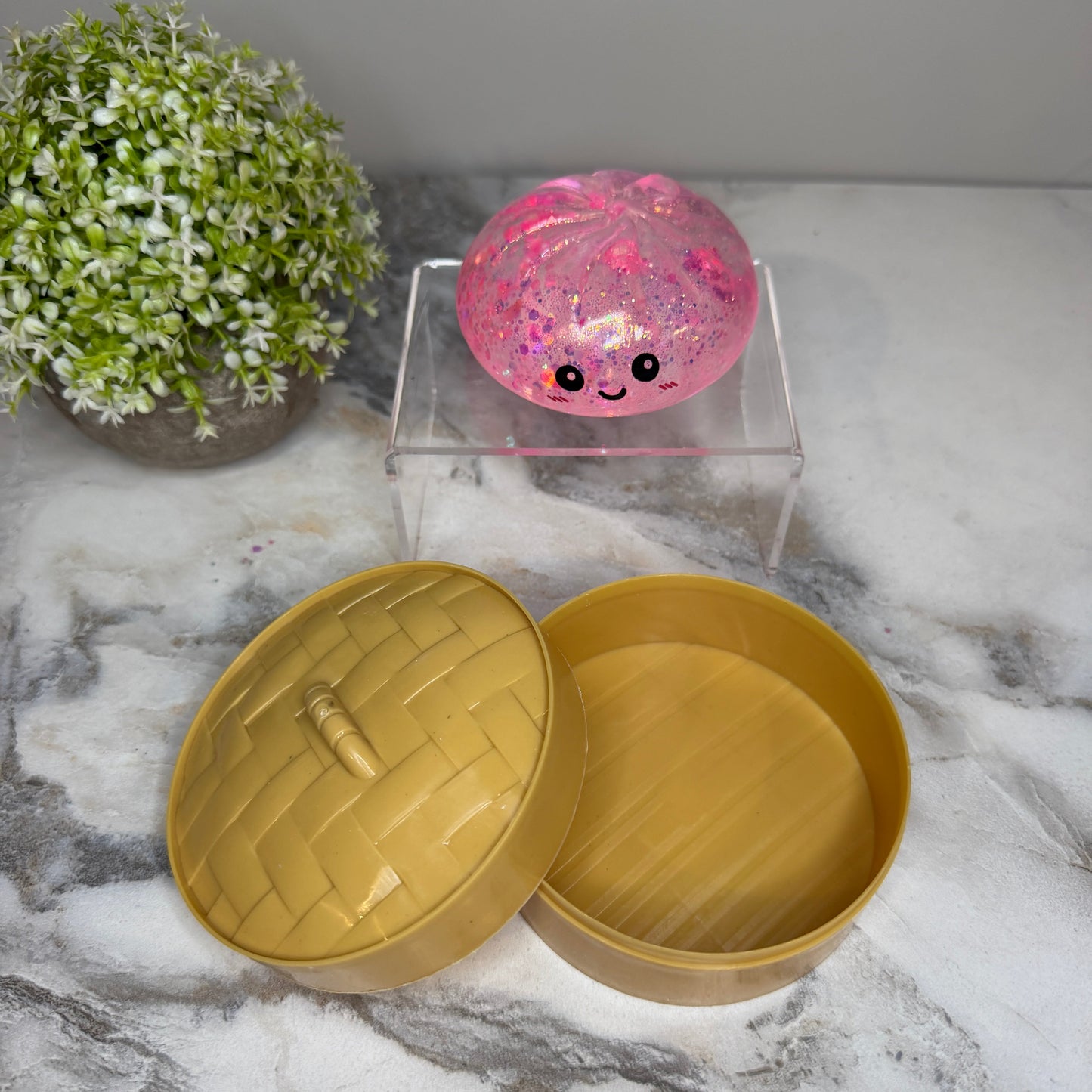 Squeeze, squish, and smile! These viral slow rise dumpling squishy toys feature adorable faces, glitter finishes, and include a bamboo-style storage steamer. Perfect for fidgeting, stress relief, gifts, and collecting.