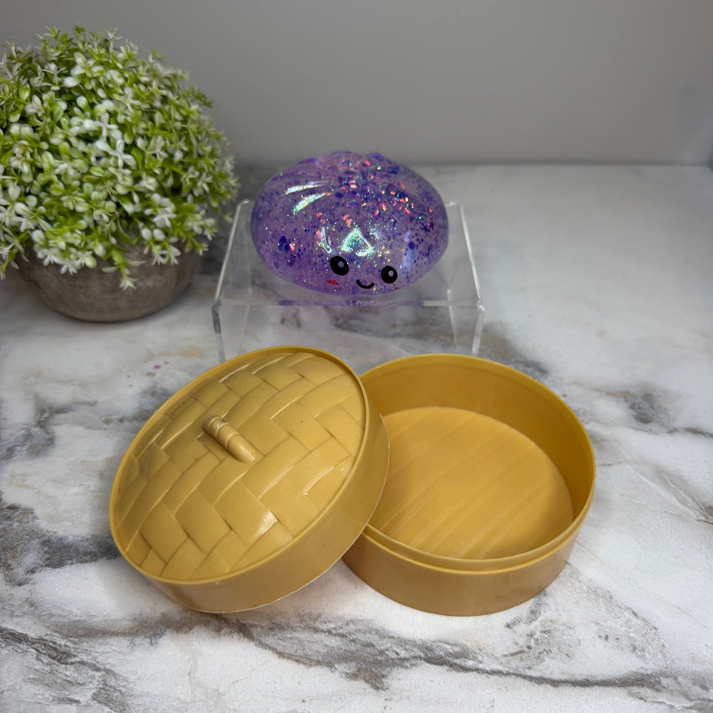 Squeeze, squish, and smile! These viral slow rise dumpling squishy toys feature adorable faces, glitter finishes, and include a bamboo-style storage steamer. Perfect for fidgeting, stress relief, gifts, and collecting.