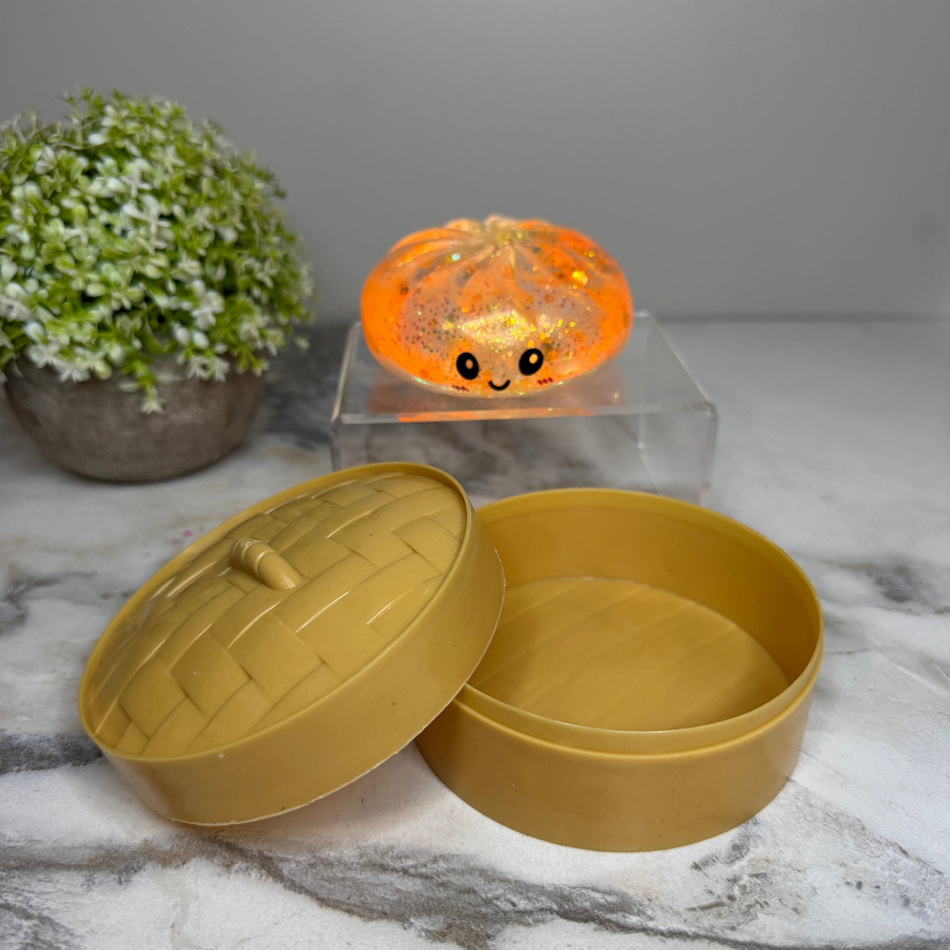 Squeeze, squish, and smile! These viral slow rise dumpling squishy toys feature adorable faces, glitter finishes, and include a bamboo-style storage steamer. Perfect for fidgeting, stress relief, gifts, and collecting.