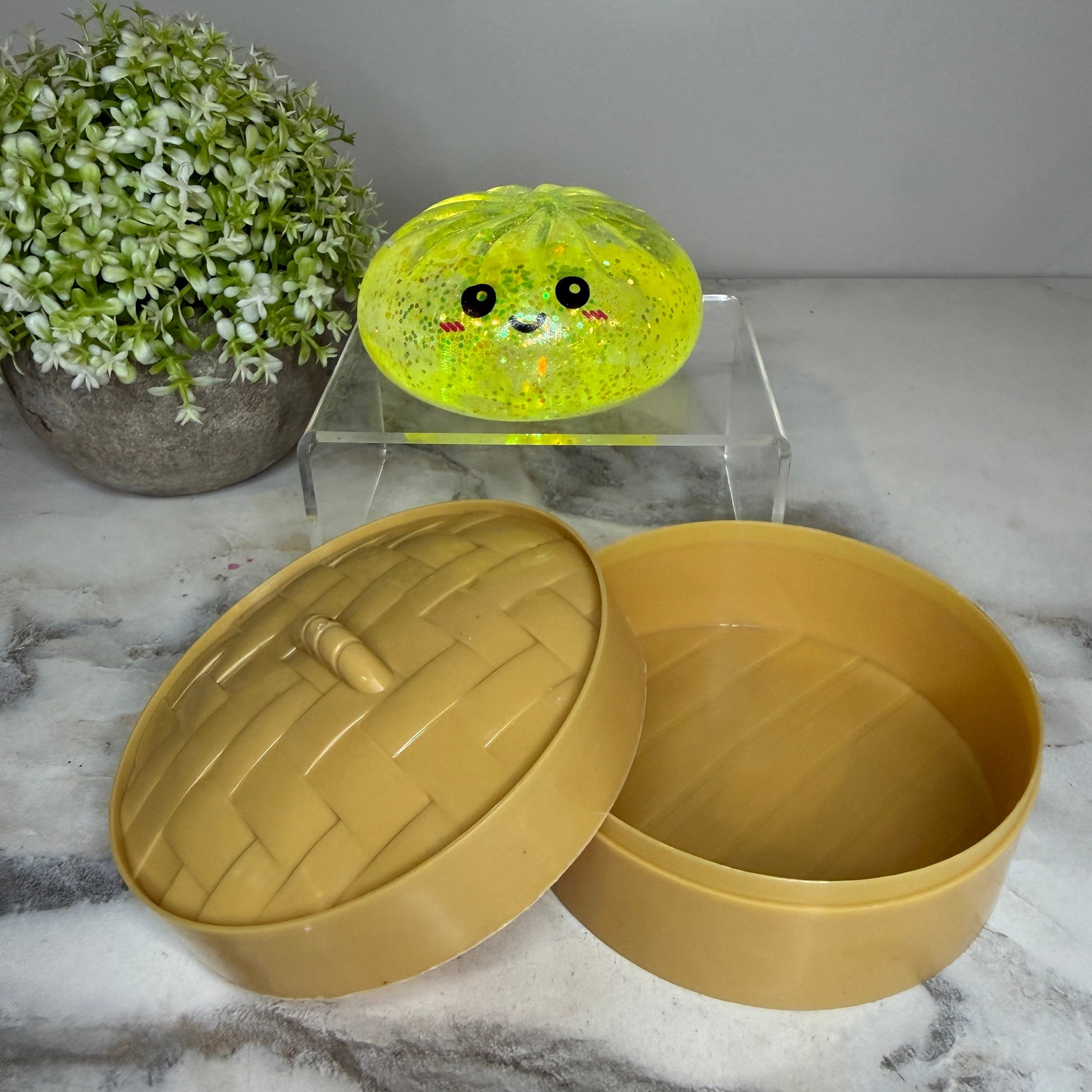 Squeeze, squish, and smile! These viral slow rise dumpling squishy toys feature adorable faces, glitter finishes, and include a bamboo-style storage steamer. Perfect for fidgeting, stress relief, gifts, and collecting.
