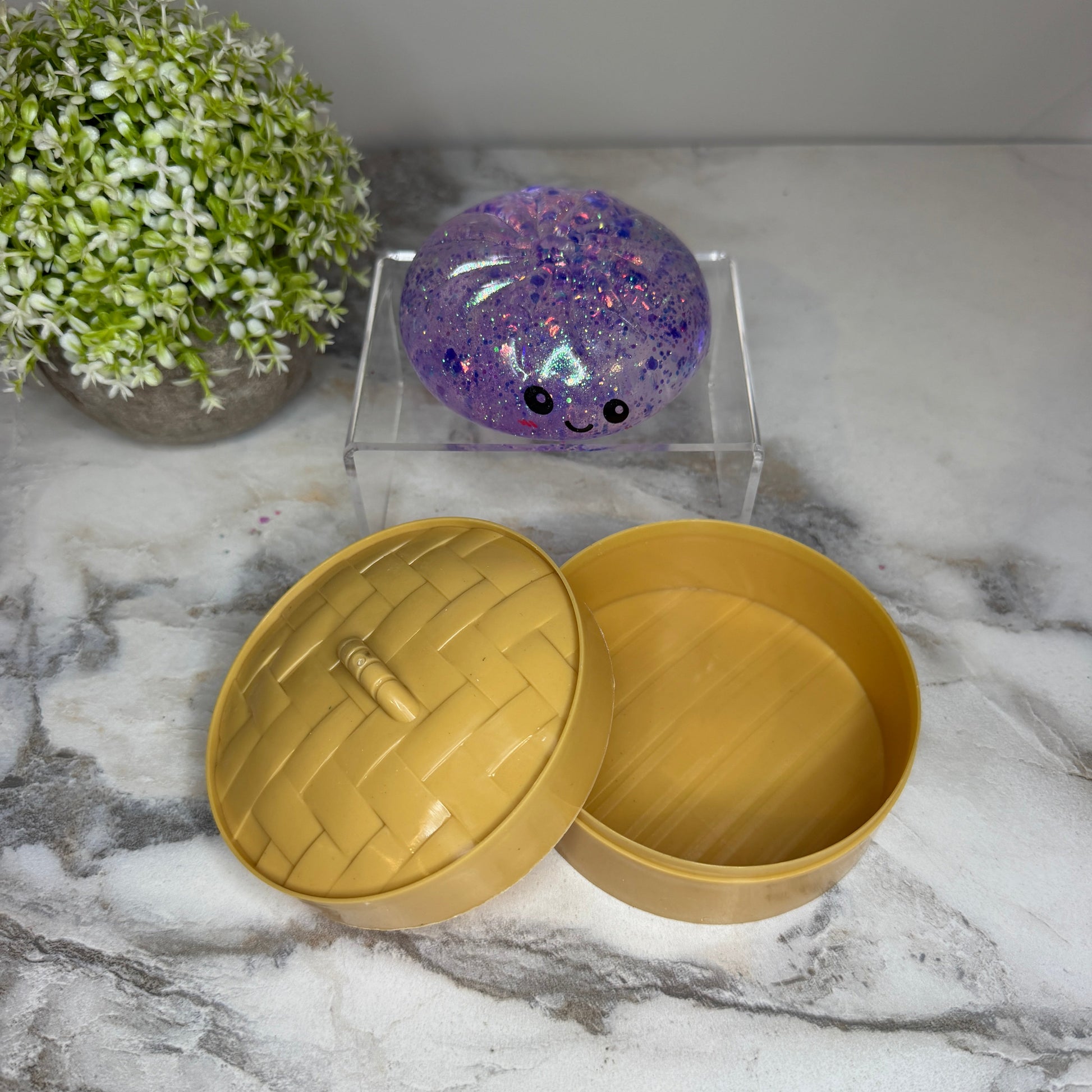Squeeze, squish, and smile! These viral slow rise dumpling squishy toys feature adorable faces, glitter finishes, and include a bamboo-style storage steamer. Perfect for fidgeting, stress relief, gifts, and collecting.