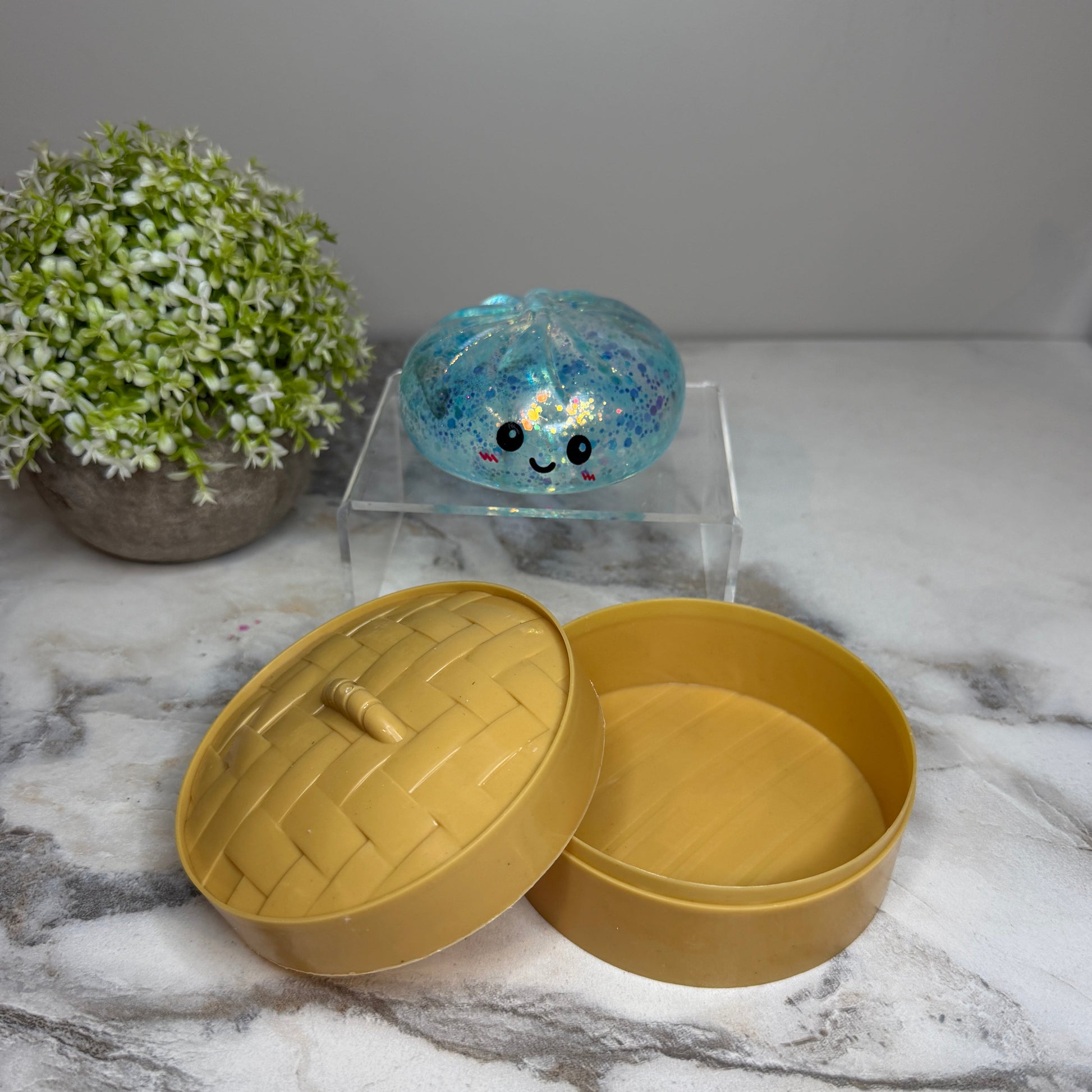 Squeeze, squish, and smile! These viral slow rise dumpling squishy toys feature adorable faces, glitter finishes, and include a bamboo-style storage steamer. Perfect for fidgeting, stress relief, gifts, and collecting.