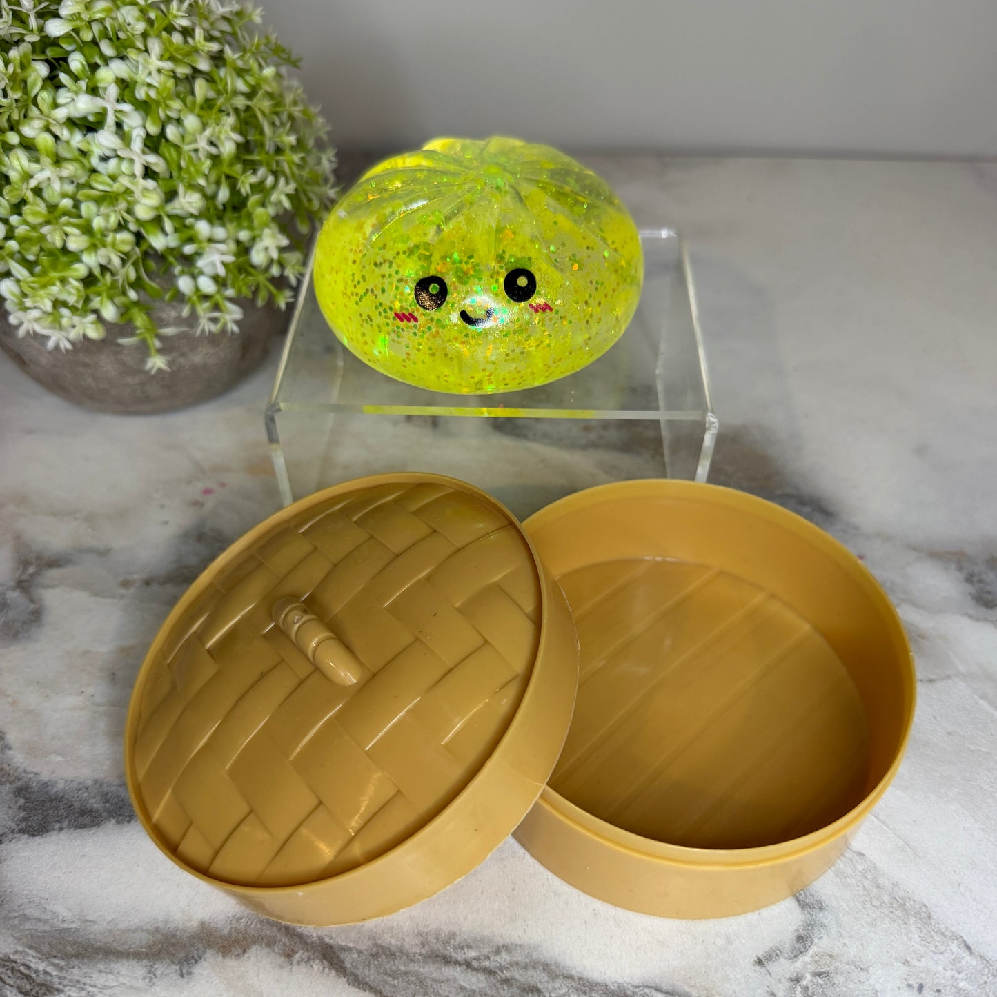 Squeeze, squish, and smile! These viral slow rise dumpling squishy toys feature adorable faces, glitter finishes, and include a bamboo-style storage steamer. Perfect for fidgeting, stress relief, gifts, and collecting.
